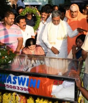 Karnataka Chief Minister Siddaramaiah pays his last respect to Karnataka Minister HS Mahadeva Prasad, who passed away after suffering heart attack in Mysuru on Jan 3, 2017.