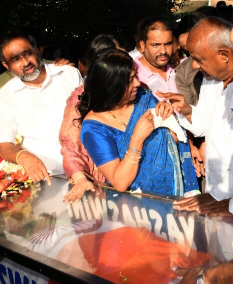Former prime minister HD Deve Gowda consoles Dr. Gita Mohana Kumari, wife of Karnataka Minister HS Mahadeva , who died after suffering heart attack in Mysuru on Jan 3, 2017. Siddaramaiah,HD Deve Gowda,Karnataka Chief Minister Siddaramaiah,CM Siddaramaiah,Former prime minister HD Deve Gowda