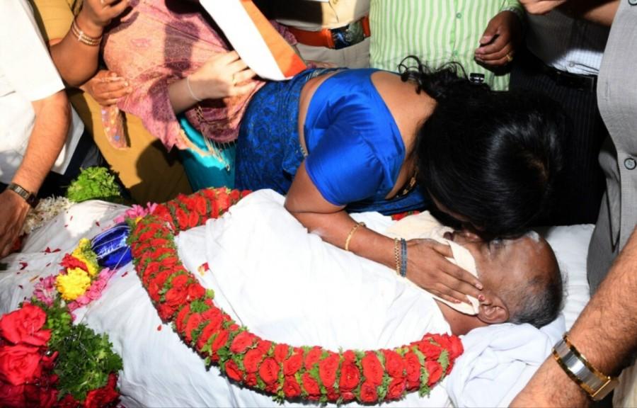 Grief-struck Dr. Gita Mohana Kumari, wife of Karnataka Minister HS Mahadeva Prasad, who died after suffering heart attack in Mysuru on Jan 3, 2017. Siddaramaiah,HD Deve Gowda,Karnataka Chief Minister Siddaramaiah,CM Siddaramaiah,Former prime minister HD Deve Gowda