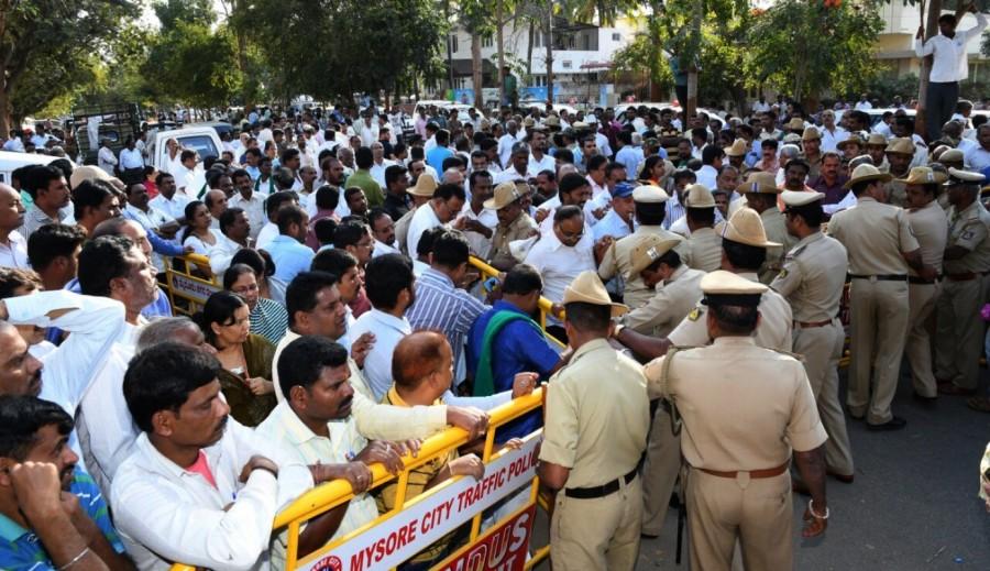 People in large number gather outside the residence of Karnataka Minister HS Mahadeva Prasad, who passed away after suffering heart attack in Mysuru on Jan 3, 2017. Siddaramaiah,HD Deve Gowda,Karnataka Chief Minister Siddaramaiah,CM Siddaramaiah,Former prime minister HD Deve Gowda