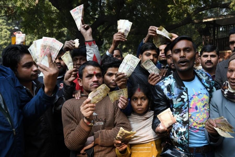 People stage a demonstration outside the Reserve Bank of India (RBI) building after the apex bank turned away people trying to exchange old currency notes in New Delhi on Jan 3, 2017. Protests outside RBI,Reserve Bank of India,old currency notes,old notes,exchange old currency notes,demonetisation,apex bank