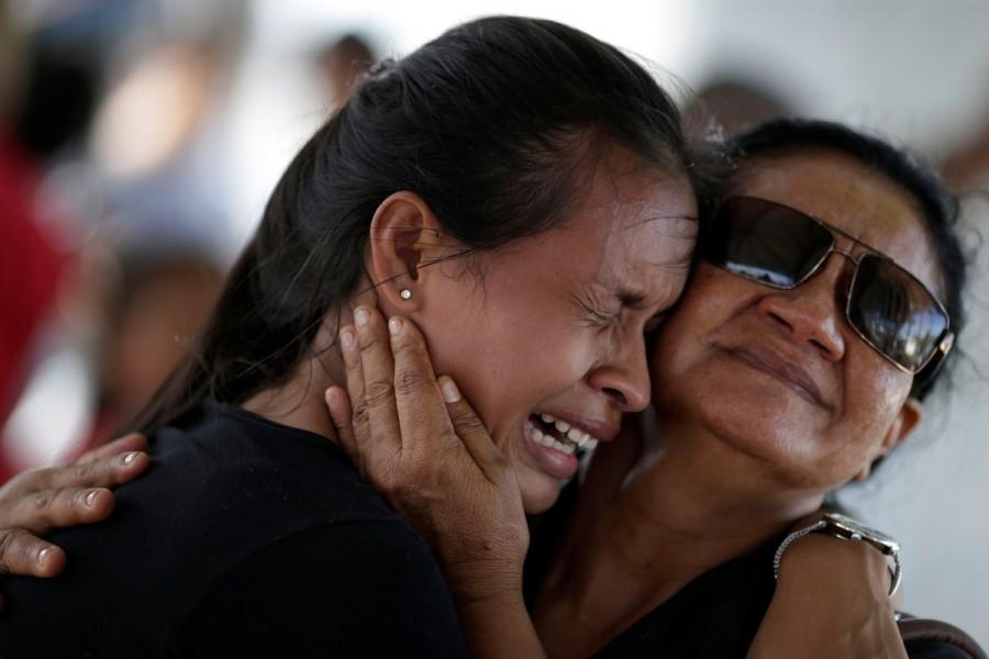 A woman is seen crying after receiving the information that her brother was one of the inmates who died during a prison riot, in front of the Medical Legal Institute in Manaus, Brazil, January 3, 2017. Brazil drug gangs,Brazil drug,Brazil drug gangs spark deadly prison riot,Medical Legal Institute