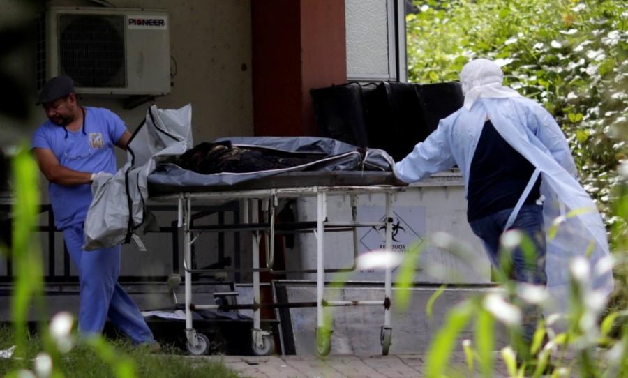 Staff work next to the body of an inmate, who died during a prison riot, at the Medical Legal Institute in Manaus, Brazil, January 3, 2017. Brazil drug gangs,Brazil drug,Brazil drug gangs spark deadly prison riot,Medical Legal Institute