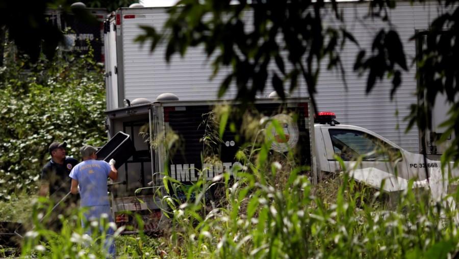 Staff carry a box used to transport the bodies of an inmate, who died during a prison riot, at the Medical Legal Institute in Manaus, Brazil, January 3, 2017. Brazil drug gangs,Brazil drug,Brazil drug gangs spark deadly prison riot,Medical Legal Institute