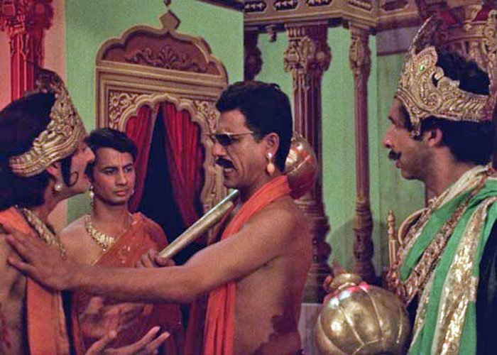 Actor Anupam Kher, a close friend of Om Puri, said he had spoken to him just two days ago, and the disheartening news of his demise was broken to him by filmmaker Ashoke Pandit. Om Puri,Om Puri rare pics,om puri heart attack,Om puri died of heart attack,veteran actor om puri died,Om Puri rare images,Om Puri rare photos,Om Puri rare stills,Om Puri rare pictures,Om Puri unseen pics,Om Puri unseen images,Om Puri unseen stills,Om Pur