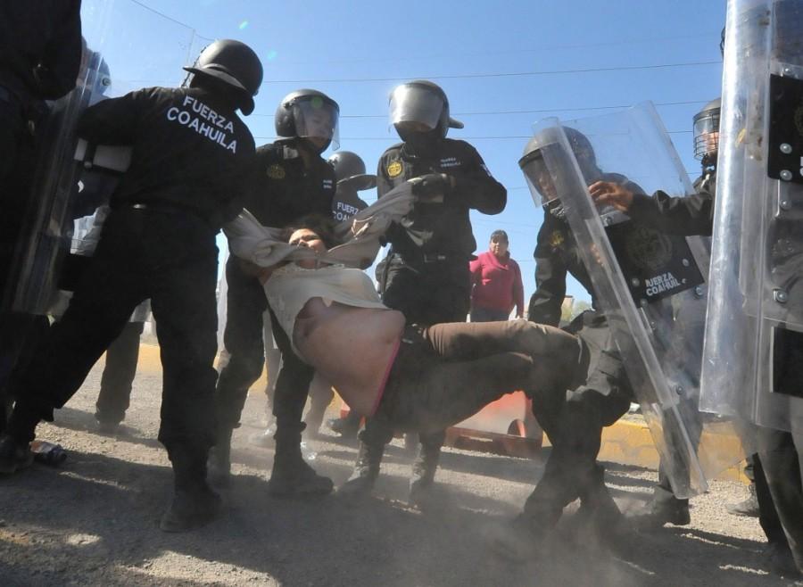 Policemen detain a demonstrator during a protest against the rising prices of gasoline enforced by the Mexican government, in Monclova, in Coahuila state, Mexico, January 5, 2017. Mexicans,Mexico gas price hike,gas price hike,gasoline prices,Latin America,blockaded roads