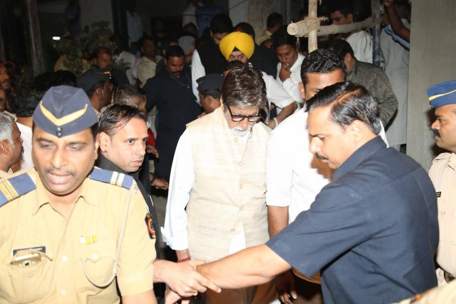 Actor Amitabh Bachchan during the funeral of actor Om Puri in Mumbai on January 6, 2016. Om Puri has passed away after a massive heart attack early on Friday morning. He was 66. Om Puri Funeral,Om Puri,Om Puri Funeral pics,Om Puri Funeral images,Om Puri Funeral stills,Om Puri Funeral pictures,Amitabh Bachchan,Abhishek,Shashi Kapoor,Anil Kapoor