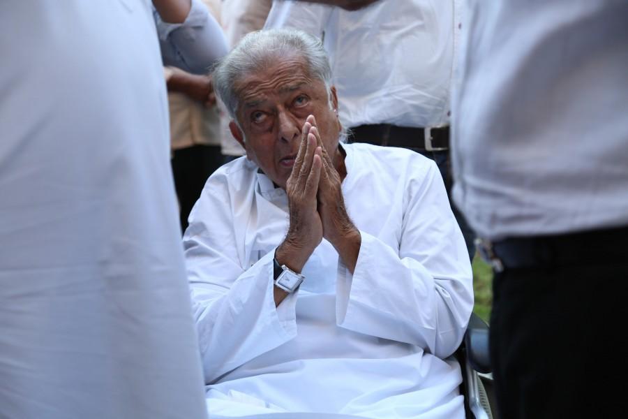 Shashi Kapoor during the funeral of actor Om Puri in Mumbai on January 6, 2016. Om Puri has passed away after a massive heart attack early on Friday morning. He was 66. Om Puri Funeral,Om Puri,Om Puri Funeral pics,Om Puri Funeral images,Om Puri Funeral stills,Om Puri Funeral pictures,Amitabh Bachchan,Abhishek,Shashi Kapoor,Anil Kapoor