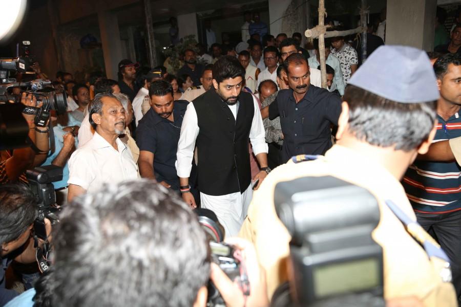 Abhishek Bachchan during the funeral of actor Om Puri in Mumbai on January 6, 2016. Om Puri has passed away after a massive heart attack early on Friday morning. He was 66. Om Puri Funeral,Om Puri,Om Puri Funeral pics,Om Puri Funeral images,Om Puri Funeral stills,Om Puri Funeral pictures,Amitabh Bachchan,Abhishek,Shashi Kapoor,Anil Kapoor