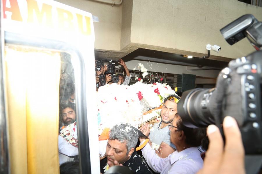 Actor Om Puri has passed away after a massive heart attack early on Friday morning. He was 66. Om Puri Funeral,Om Puri,Om Puri Funeral pics,Om Puri Funeral images,Om Puri Funeral stills,Om Puri Funeral pictures,Amitabh Bachchan,Abhishek,Shashi Kapoor,Anil Kapoor