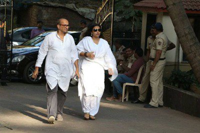 Vidya Balan during the funeral of actor Om Puri in Mumbai on January 6, 2016. Om Puri has passed away after a massive heart attack early on Friday morning. He was 66. Om Puri Funeral,Om Puri Funeral pics,Om Puri Funeral images,Om Puri Funeral stills,Om Puri Funeral pictures,Irrfan Khan,Sonu Sood,Vidya Balan,Sushant Singh