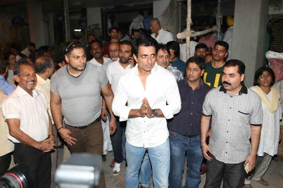 Sonu Sood during the funeral of actor Om Puri in Mumbai on January 6, 2016. Om Puri has passed away after a massive heart attack early on Friday morning. He was 66. Om Puri Funeral,Om Puri Funeral pics,Om Puri Funeral images,Om Puri Funeral stills,Om Puri Funeral pictures,Irrfan Khan,Sonu Sood,Vidya Balan,Sushant Singh