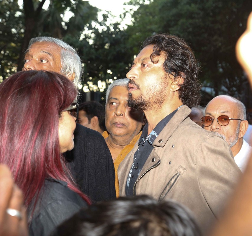 Irrfan Khan during the funeral of actor Om Puri in Mumbai on January 6, 2016. Om Puri has passed away after a massive heart attack early on Friday morning. He was 66. Om Puri Funeral,Om Puri Funeral pics,Om Puri Funeral images,Om Puri Funeral stills,Om Puri Funeral pictures,Irrfan Khan,Sonu Sood,Vidya Balan,Sushant Singh