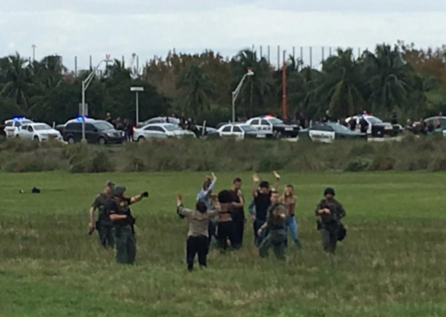 Police question people who are evacuating from Fort Lauderdale-Hollywood International Airport near the tarmac after a shooting in Florida, January 6, 2017. Fort Lauderdale airport,Shooting at Fort Lauderdale airport,Fort Lauderdale airport shooting,gunman,Fort Lauderdale-Hollywood International Airport