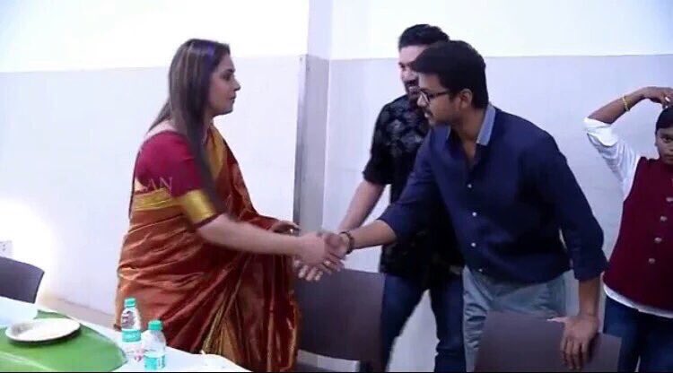 South Indian actress Simran meets Ilayathalapathy Vijay. Simran,Ilayathalapathy Vijay,Simran meets Ilayathalapathy Vijay,Simran meets Vijay,Vijay,actor Vijay,bairavaa,Vijay latest pics,Vijay latest images,Vijay latest photos,Vijay latest stills,Vijay latest pictures