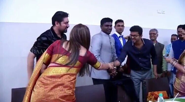 South Indian actress Simran meets Ilayathalapathy Vijay. Simran,Ilayathalapathy Vijay,Simran meets Ilayathalapathy Vijay,Simran meets Vijay,Vijay,actor Vijay,bairavaa,Vijay latest pics,Vijay latest images,Vijay latest photos,Vijay latest stills,Vijay latest pictures