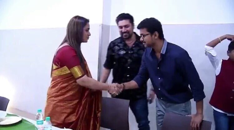 South Indian actress Simran meets Ilayathalapathy Vijay. Simran,Ilayathalapathy Vijay,Simran meets Ilayathalapathy Vijay,Simran meets Vijay,Vijay,actor Vijay,bairavaa,Vijay latest pics,Vijay latest images,Vijay latest photos,Vijay latest stills,Vijay latest pictures