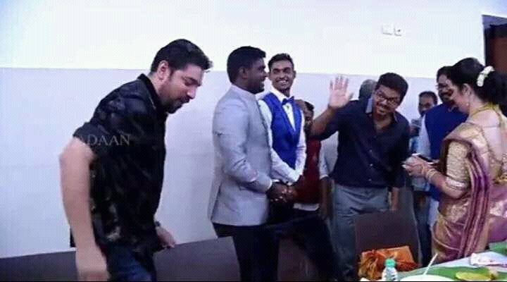 South Indian actress Simran meets Ilayathalapathy Vijay. Simran,Ilayathalapathy Vijay,Simran meets Ilayathalapathy Vijay,Simran meets Vijay,Vijay,actor Vijay,bairavaa,Vijay latest pics,Vijay latest images,Vijay latest photos,Vijay latest stills,Vijay latest pictures