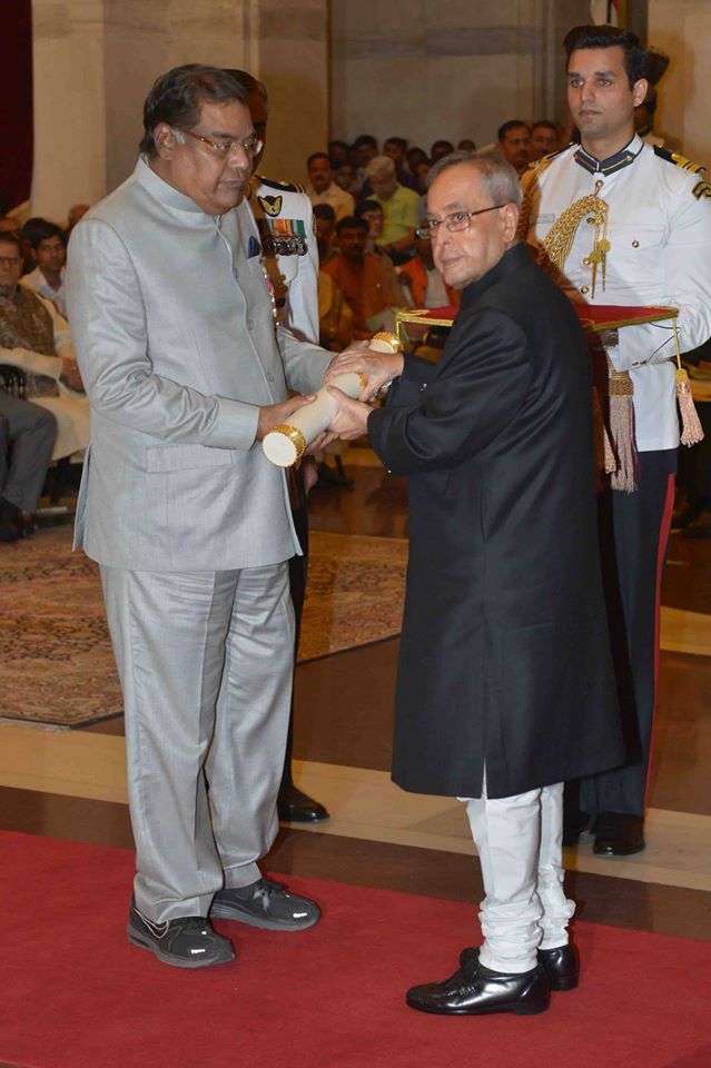 Padma awards,padma shri,padma bhushan awards,Padma Vibhushan,President Pranab Mukherjee,Narendra Modi,arvind kejriwal,Amitabh Bachchan,LK advani