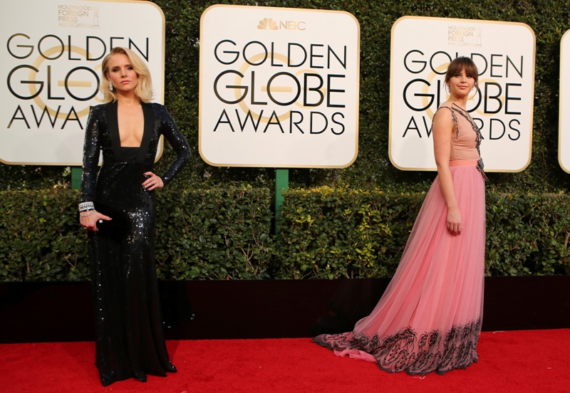 Actress Kristen Bell (L) and Felicity Jones arrive at the 74th Annual Golden Globe Awards Golden Globe Awards,Golden Globe Awards 2017,Golden Globe Awards red carpet,Golden Globe Awards 2017 red carpet,Emma Stone,Viola Davis,Blake Lively,Amy Adams,Mandy Moore