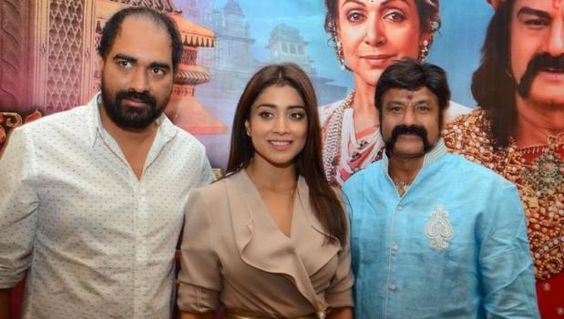 Telugu movie Gautamiputra Satakarni press meet event held at Hyderabad. Celebs like actor Balakrishna, actress Shriya and director Saran Krish graced the event.