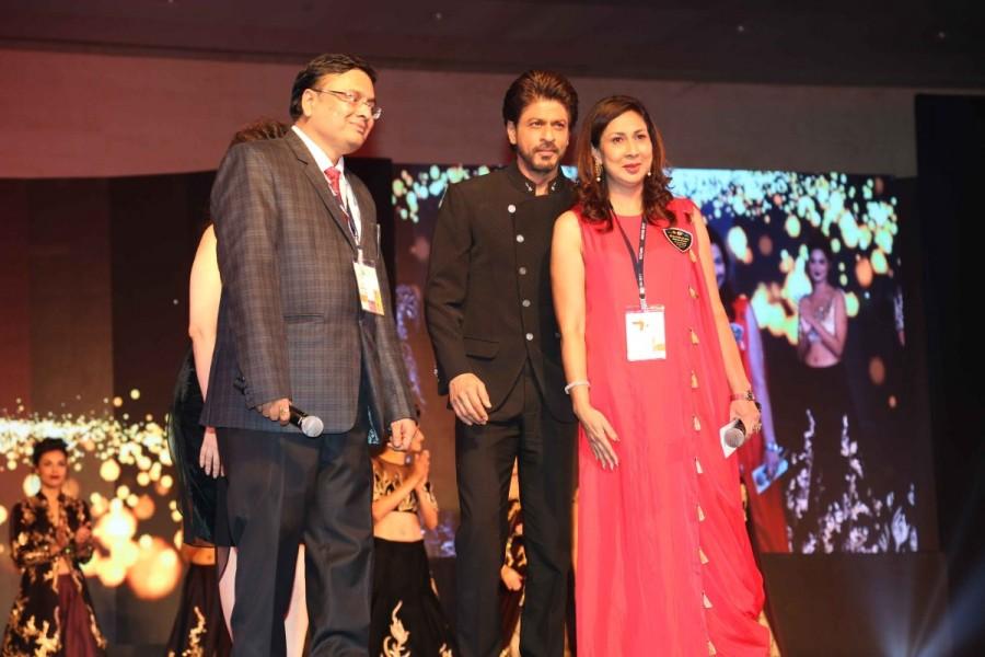 Bollywood actor Shah Rukh Khan and Alia Bhatt spotted during a charity show supporting the 100 pedriatic surgeries in 2017, in Mumbai on January 7, 2017. Shah Rukh Khan and Alia Bhatt,Shah Rukh Khan,Alia Bhatt,SRK,Archana Kochhar,pedriatic surgeries