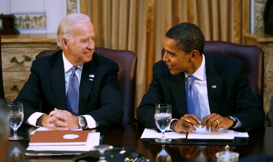 U.S. President-elect Barack Obama (R) talks with Vice President-elect Joe Biden as they meet with their economic advisory team in Chicago, November 7, 2008. Barack Obama,barack obama farewell,US President Barack Obama,Barack Obama eight years journey,Barack Obama eight years journey pics,Barack Obama eight years journey images,Barack Obama eight years journey photos,Barack Obama eight years journey stills,Bar