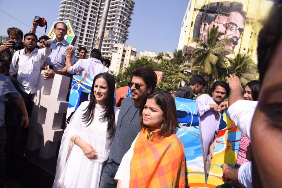 Bollywood actor Shahrukh Khan during the launch of sculpture #Bandra by artist and Muralist Rouble Nagi in Mumbai on January 10, 2017. #Bandra is the first ever hashtag sculpture in Maharashtra initiated by Poonam Mahajan. Shah Rukh,MP Poonam Mahajan,Shahrukh Khan,SRK,Bandra,#Bandra,Rouble Nagi,Rouble Nagi's #Bandra artwork,#Bandra artwork