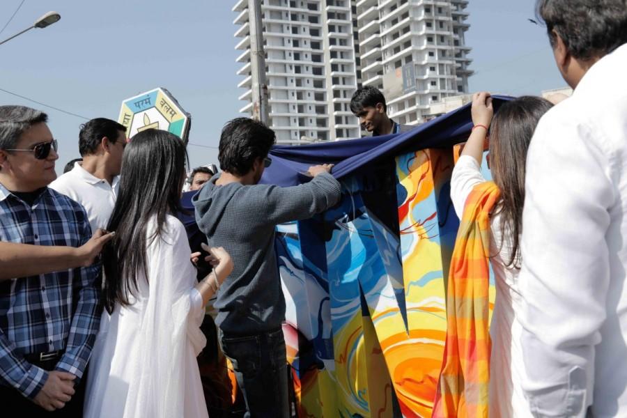 Bollywood actor Shahrukh Khan during the launch of sculpture #Bandra by artist and Muralist Rouble Nagi in Mumbai on January 10, 2017. #Bandra is the first ever hashtag sculpture in Maharashtra initiated by Poonam Mahajan. Shah Rukh,MP Poonam Mahajan,Shahrukh Khan,SRK,Bandra,#Bandra,Rouble Nagi,Rouble Nagi's #Bandra artwork,#Bandra artwork