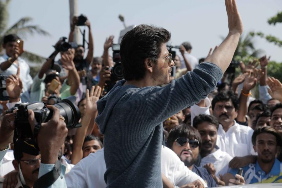 Bollywood actor Shahrukh Khan during the launch of sculpture #Bandra by artist and Muralist Rouble Nagi in Mumbai on January 10, 2017. #Bandra is the first ever hashtag sculpture in Maharashtra initiated by Poonam Mahajan. Shah Rukh,MP Poonam Mahajan,Shahrukh Khan,SRK,Bandra,#Bandra,Rouble Nagi,Rouble Nagi's #Bandra artwork,#Bandra artwork