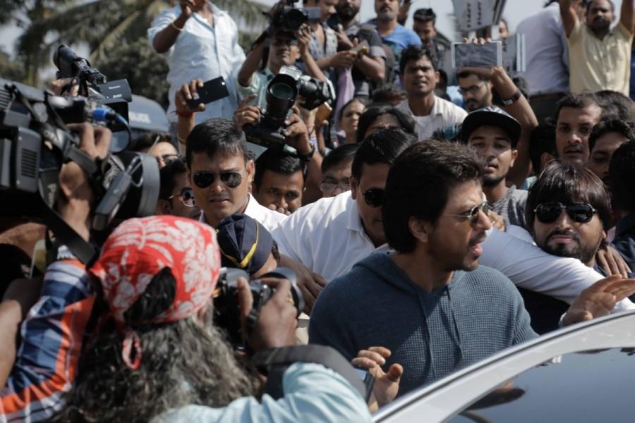 Bollywood actor Shahrukh Khan during the launch of sculpture #Bandra by artist and Muralist Rouble Nagi in Mumbai on January 10, 2017. #Bandra is the first ever hashtag sculpture in Maharashtra initiated by Poonam Mahajan. Shah Rukh,MP Poonam Mahajan,Shahrukh Khan,SRK,Bandra,#Bandra,Rouble Nagi,Rouble Nagi's #Bandra artwork,#Bandra artwork