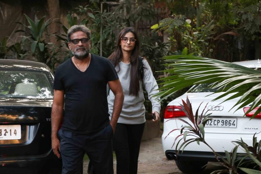 Bollywood actress Sonam Kapoor spotted at R Balki's Office. Sonam Kapoor,actress Sonam Kapoor,Sonam Kapoor spotted at R Balki office,R Balki office,Sonam Kapoor latest pics,Sonam Kapoor latest images,Sonam Kapoor latest photos,Sonam Kapoor latest stills,Sonam Kapoor latest pictures