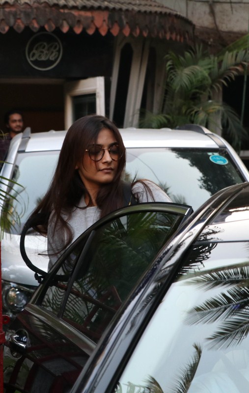 Bollywood actress Sonam Kapoor spotted at R Balki's Office. Sonam Kapoor,actress Sonam Kapoor,Sonam Kapoor spotted at R Balki office,R Balki office,Sonam Kapoor latest pics,Sonam Kapoor latest images,Sonam Kapoor latest photos,Sonam Kapoor latest stills,Sonam Kapoor latest pictures