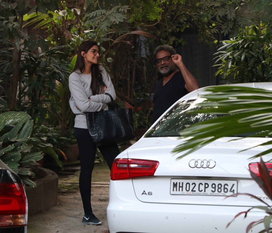 Bollywood actress Sonam Kapoor spotted at R Balki's Office. Sonam Kapoor,actress Sonam Kapoor,Sonam Kapoor spotted at R Balki office,R Balki office,Sonam Kapoor latest pics,Sonam Kapoor latest images,Sonam Kapoor latest photos,Sonam Kapoor latest stills,Sonam Kapoor latest pictures