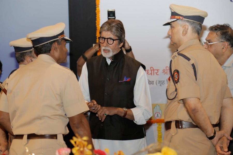 Bollywood actor Amitabh Bachchan inaugurates 28th road safety week in Mumbai. Amitabh Bachchan,actor Amitabh Bachchan,Amitabh Bachchan inaugurates road safety week,28th road safety week,road safety week,Amitabh Bachchan latest pics,Amitabh Bachchan latest images,Amitabh Bachchan latest photos,Amitabh Bachchan latest stills,Amitabh