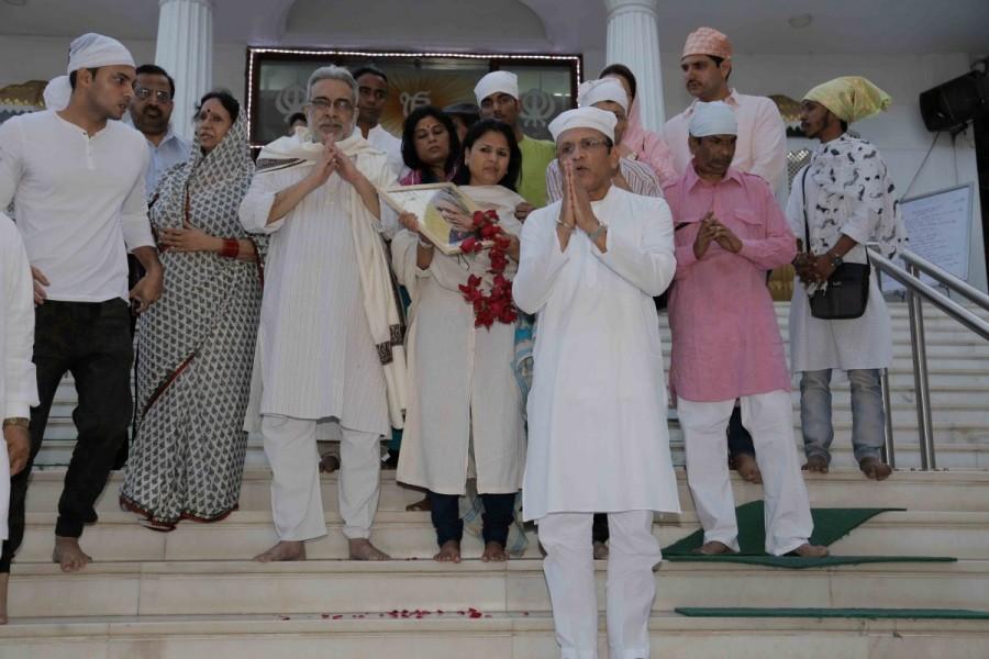 Om Puri's prayer meet held in Mumbai on January 9, 2017. Celebs like Amitabh Bachchan, Aishwarya Rai, Abhishek Bachchan, Jackie Shroff, Tisca Chopra, David Dhawan, Shashi Ranjan, Anup Jalota, Prakash Jha, Manmohan Shetty, Dalip Tahil, Vivaan Shah, Imaad Shah, Kailash Kher and others attend Om Puri's prayer meet. Om Puri's prayer meet,Om Puri,Om Puri prayer meet,Amitabh Bachchan,Aishwarya Rai,Abhishek Bachchan,Jackie Shroff,Tisca Chopra,Om Puri prayer meet pics,Om Puri prayer meet images,Om Puri prayer meet photos,Om Puri prayer meet stills,Om Puri prayer mee