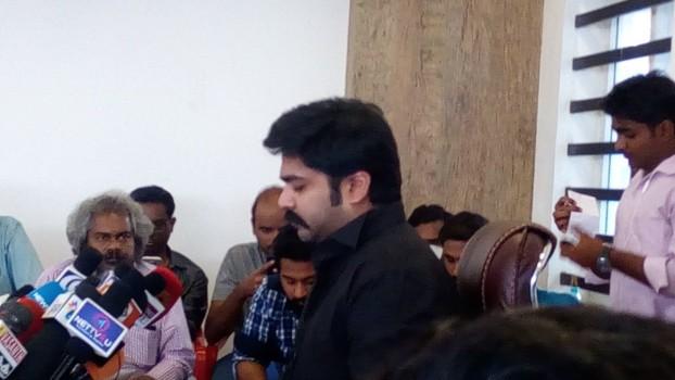 South Indian actor Simbu at Jallikattu press meet. During the event actor Simbu said Mudinja Adra Laththi charge Panra Pappom.