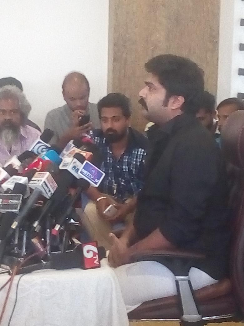 South Indian actor Simbu at Jallikattu press meet. During the event actor Simbu said Mudinja Adra Laththi charge Panra Pappom. Simbu,actor Simbu,Jallikattu press meet,Jallikattu,Simbu's Jallikattu press meet,Jallikattu press meet pics,Jallikattu press meet images,Jallikattu press meet photos,Jallikattu press meet stills,Jallikattu press meet pictures