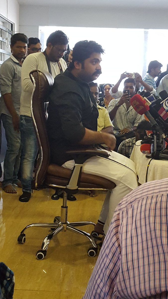 South Indian actor Simbu at Jallikattu press meet. During the event actor Simbu said Mudinja Adra Laththi charge Panra Pappom. Simbu,actor Simbu,Jallikattu press meet,Jallikattu,Simbu's Jallikattu press meet,Jallikattu press meet pics,Jallikattu press meet images,Jallikattu press meet photos,Jallikattu press meet stills,Jallikattu press meet pictures