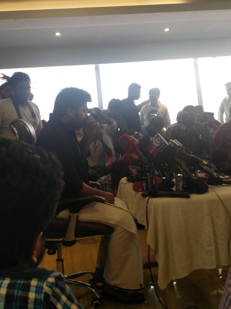 South Indian actor Simbu at Jallikattu press meet. During the event actor Simbu said Mudinja Adra Laththi charge Panra Pappom. Simbu,actor Simbu,Jallikattu press meet,Jallikattu,Simbu's Jallikattu press meet,Jallikattu press meet pics,Jallikattu press meet images,Jallikattu press meet photos,Jallikattu press meet stills,Jallikattu press meet pictures