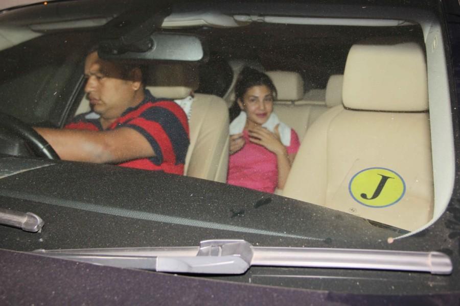 Bollywood actress Jacqueline Fernandez spotted at Bandra. Sushant Singh Rajput and Jacqueline Fernandez,Sushant Singh Rajput,Jacqueline Fernandez,Sushant Singh Rajput spotted at Bandra