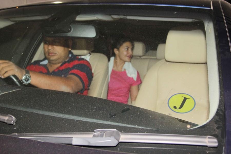Bollywood actress Jacqueline Fernandez spotted at Bandra. Sushant Singh Rajput and Jacqueline Fernandez,Sushant Singh Rajput,Jacqueline Fernandez,Sushant Singh Rajput spotted at Bandra
