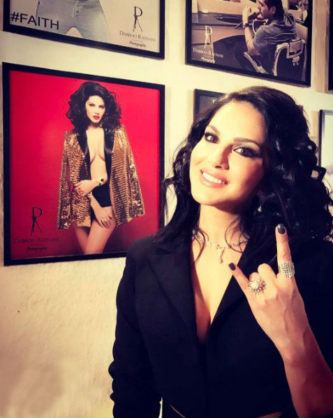 Bollywood actress Sunny Leone poses with their pics at Dabboo Ratnani calendar launch Shah Rukh Khan,Sunny Leone,Vidya Balan,Dabboo Ratnani calendar launch,Dabboo Ratnani calendar,Dabboo Ratnani calendar launch 2017,Dabboo Ratnani calendar 2017,Shah Rukh Khan at Dabboo Ratnani calendar launch,Sunny Leone at Dabboo Ratnani calendar launch,V