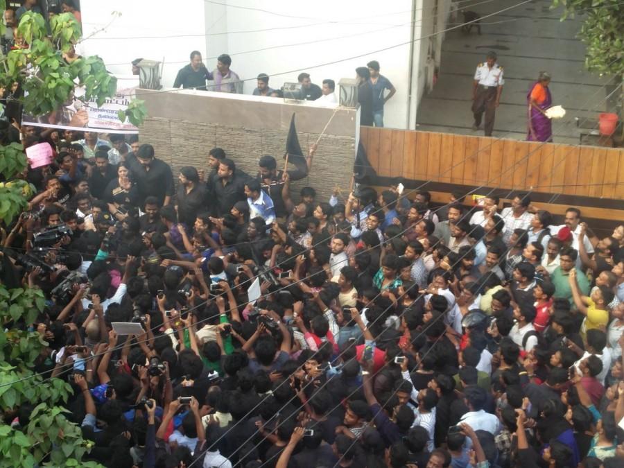 Kollywood actor Simbu protest against Jallikattu ban. Simbu,actor Simbu,Jallikattu ban,Jallikattu,jallikattu banned,Jallikattu Pongal,Jallikattu Controversy,Simbu protest against Jallikattu ban,Simbu Jallikattu ban,Simbu house,Simbu home