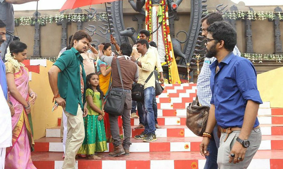 Bairavaa working Stills: Here are the latest pictures of Ilayathalapathy Vijay Keerthy Suresh and on the sets of his upcoming movie Bairavaa. Bhairavaa movie Working Stills,Bairavaa tamil movie leaked pics,bhairava vijay stills on the sets,Vijay,Keerthy Suresh,Sathish,Rajendran,Jagapathi Babu,Daniel Balaji,Bairavaa working pics,Bairavaa working images,Bairavaa working photos,Bairavaa working pi