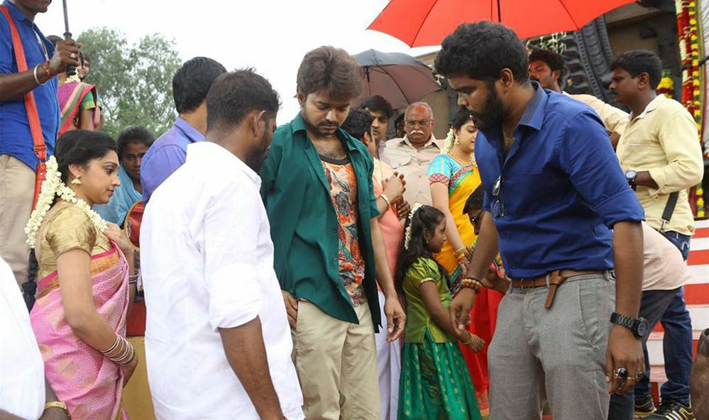 Bairavaa working Stills: Here are the latest pictures of Ilayathalapathy Vijay Keerthy Suresh and on the sets of his upcoming movie Bairavaa. Bhairavaa movie Working Stills,Bairavaa tamil movie leaked pics,bhairava vijay stills on the sets,Vijay,Keerthy Suresh,Sathish,Rajendran,Jagapathi Babu,Daniel Balaji,Bairavaa working pics,Bairavaa working images,Bairavaa working photos,Bairavaa working pi