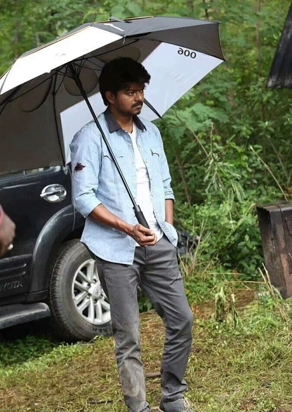 Bairavaa working Stills: Here are the latest pictures of Ilayathalapathy Vijay Keerthy Suresh and on the sets of his upcoming movie Bairavaa. Bhairavaa movie Working Stills,Bairavaa tamil movie leaked pics,bhairava vijay stills on the sets,Vijay,Keerthy Suresh,Sathish,Rajendran,Jagapathi Babu,Daniel Balaji,Bairavaa working pics,Bairavaa working images,Bairavaa working photos,Bairavaa working pi