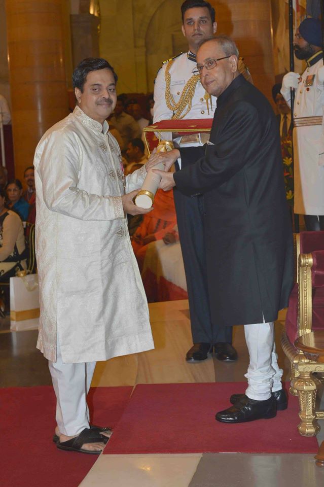 Padma awards,padma shri,padma bhushan awards,Padma Vibhushan,President Pranab Mukherjee,Narendra Modi,arvind kejriwal,Amitabh Bachchan,LK advani