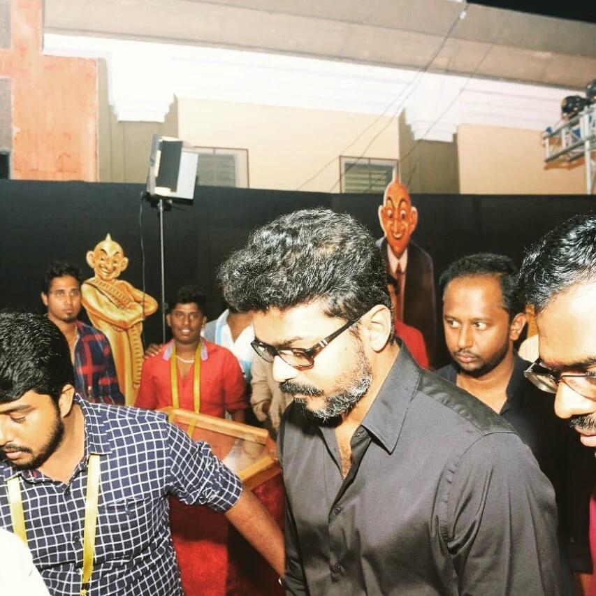 South Indian actor Vijay at Vikatan awards. Rajinikanth,Vijay,Sasikumar,Ilayathalapathy Vijay,Vikatan awards,Vikatan awards pics,vijay at Vikatan awards,Vikatan awards images,Vikatan awards photos,Vikatan awards stills,Vikatan awards pictures