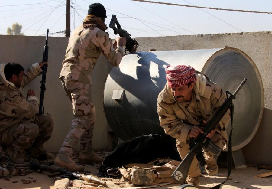 Iraqi army members clash with Islamic State militants from the roof of a building, eastern Mosul. Mosul,War in Mosul,Iraqi forces,State block,eastern Mosul